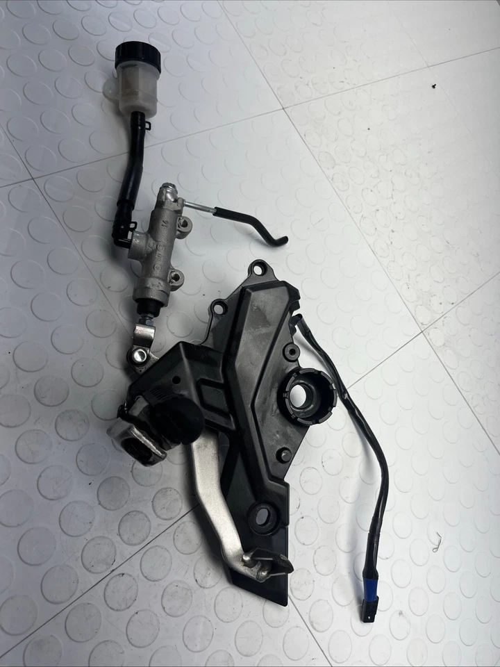 Reposapiés estriberas soporte pedal Kawasaki Z650 NINJA 650 2017-2024 derecho OEM Foto 1 de 4