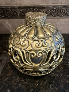 ADORNO VELA LED SIN LLAMA FILIGRANA DORADA RESINA PESADA KRINGLE EXPRESS - Imagen 1 de 8