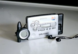 Super raro Walkman WM-FX877 Lettore di cassette radio sottile LCD funzionante a distanza - Foto 1 di 24