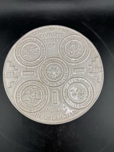 Vintage Frankoma Sellos de Cinco Tribus Civilizadas de Oklahoma Trivet Blanco - Imagen 1 de 7