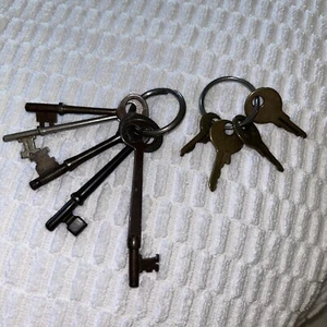 Vintage Skelett Schlüssel am Ring ~ 5 & Ring aus kleinem getragenem Messing ~ 4 ~ kostenloser Versand - Bild 1 von 3