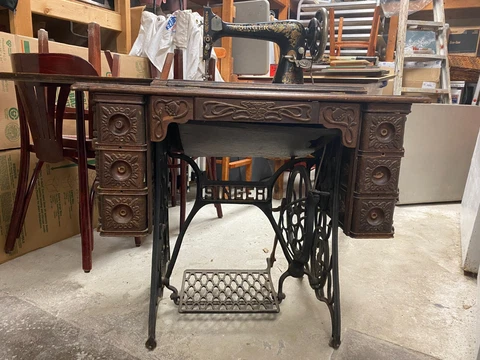 Gorgeous Antique Singer Sewing Machine with Cabinet/Table from 1930s Cover