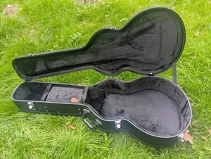PLÜSCHGEFÜTTERTER GITARREN-HARTSCHALENKOFFER - SEHR GUT - Bild 1 von 7