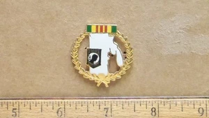 Rhode Island POW*MIA Vietnam Pin mit Kranz - Bild 1 von 3