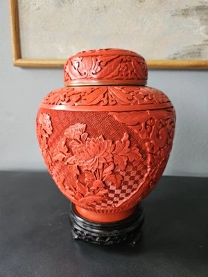 Tarro de laca de cinabrio chino tallado a mano de principios del siglo XX Foto 1 de 4