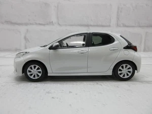 Minicar 1/30 Yaris White Pearl Crystal Shine Dealer Display Color Sample Model - Picture 1 of 3