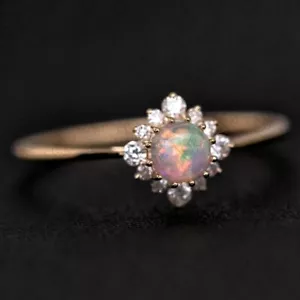 Anillo de compromiso pequeño australiano con halo de diamantes de ópalo macizo de oro amarillo de 18 quilates - Imagen 1 de 5