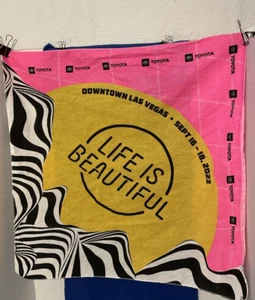 "Sciarpa quadrata Las Vegas ""Life is Beautiful"" Festival 2022 Toyota Bandana 20""x20" - Foto 1 di 2