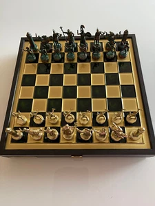 Antikes Schachspiel (griech. Mythologie) Schachfiguren aus Metall, gefilzt - Bild 1 von 4