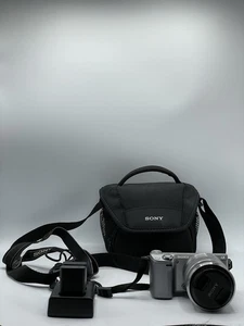 Sony NEX-5R Spiegellose Digitalkamera mit 18-55 OSS Zoomobjektiv - Silber - Bild 1 von 24
