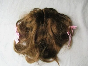 Vintage Build A Bear BAB Workshop brünette braune Perücke mit Pony und rosa Schleifen - Bild 1 von 3