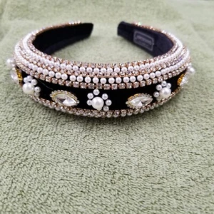 Cerchietto in velluto nero impreziosito da strass e finte perle stile barocco nuovo - Foto 1 di 9
