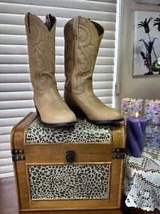 TONY LAMA VINTAGE LIGHT BROWN COWBOY BOOTS, SIZE 8 EE, SUPER NICE AND VERY CLEAN - Picture 1 of 16