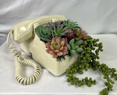 Винтажный офисный телефон с искусственным суккулентом  - Изображение 1 из 3