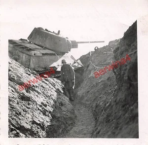 Abgeschossener russ. Panzer T-34 Schützengraben Lodwahöhe Leningrad Russland - Bild 1 von 2