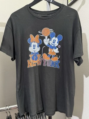 Disney New York Knicks Mickey & Minnie Hombres Grande Camiseta Negra - Azul y Naranja Foto 1 de 3