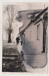 Chemisches Licht Leckschaden künstlerische Frau Kind Spaziergang abstrakt surreal seltsames Foto - Bild 1 von 7