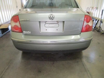 Used Rear Bumper Assembly Rear fits: 2005 Volkswagen Passat exc. AWD Sdn Rear Gr Foto 1 de 4