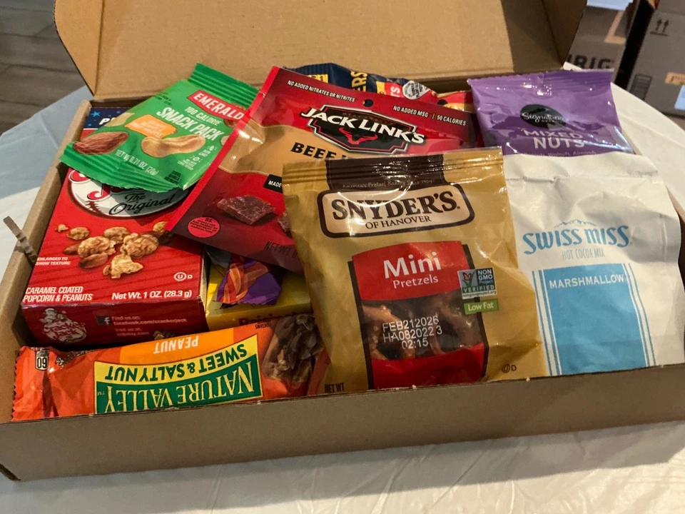 Caixa de presente Snack Attack - pacote de cuidados universitários ou militares, meias de enchimento - Imagem 1 de 4