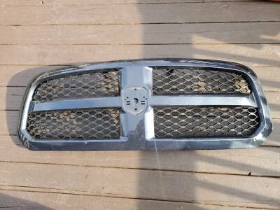 Parrilla delantera rota para Dodge Ram 1500 2013-2018 OEM  Foto 1 de 4