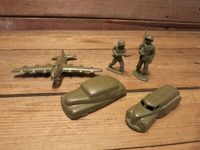 VINTAGE LOT ARMY MILITARY PLAY SET VEHICLES AIRPLANE SOLDIERS - Image 1 of 4