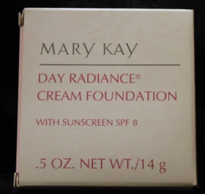 NUOVO CON SCATOLA! Mary Kay DELICATE BEIGE 6302 Day Radiance Cream Fondotinta con SPF 8 - Foto 1 di 2