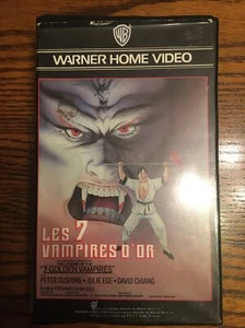 LES 7 VAMPIRES D’OR ... PETER CUSHING , VAN HELSING ... WARNER HOME VIDÉO .. VHS - Picture 1 of 3