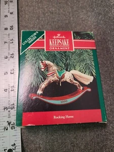 1990 Hallmark Rocking Horse Memories Keepsake serie ornamenti con scatola - Foto 1 di 5