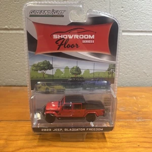 Greenlight Showroom Floor Series 5 2023 Jeep Gladiator Target Chase Red Base - Bild 1 von 2