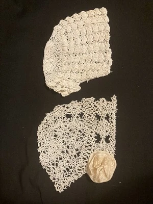 2 gorros de bebé antiguos de encaje tatuados a mano y encaje de ganchillo años 20’s Foto 1 de 4