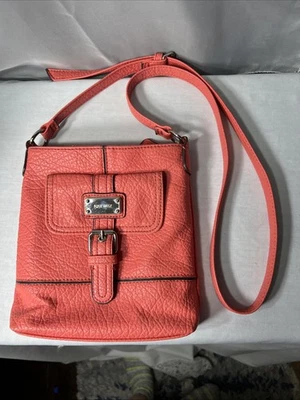 Bolsa feminina Nine West coral tiracolo polivinil um bolso externo - Imagem 1 de 4