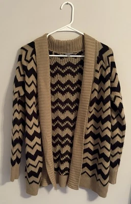 Cárdigan para mujer negro/bronceado patrón zig zag talla M peso ligero Charlotte Russe Foto 1 de 4