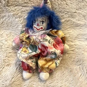 Mini muñeca de juguete de payaso cabeza de porcelana cuerpo suave cara pintada a mano traje floral - Imagen 1 de 6