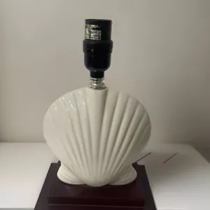 Vintage weiße Keramik Muschellampe — Küstenlampe Abajour 80er Jahre - Bild 1 von 4