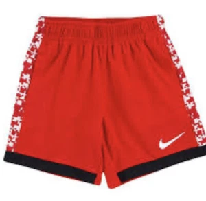Neu Nike Jungen Trophäe bedruckte Trainingsshorts Größe 4 UVP $ 20 ROT - Bild 1 von 1