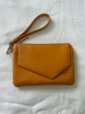 Bolso sin asas de cuero Matt & Nat en amarillo caléndula Foto 1 de 4