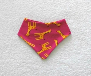 Pañuelo ♥ Pañuelo triangular ♥ Jirafas ♥ Rosa ♥ hecho a mano - Imagen 1 de 2