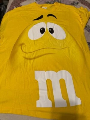 M&M'S BRAND YELLOW MM ALL OVER PRINT SHORT SLEEVE T-SHIRT SIZE X LARGE - Imagem 1 de 4