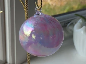 Orbe de vidrio artístico soplado a mano Suncatcher bola adorno moteado rosa iridiscente 4" - Imagen 1 de 17