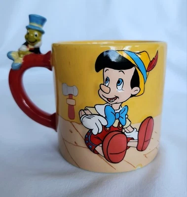 DISNEY STORE 25 Aniversario Amarillo 3D Grabado Taza Pinocho y Pequeño Cricket Foto 1 de 4