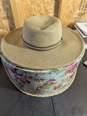 Par de sombreros de paja Nine West para dama con caja de sombreros Foto 1 de 4