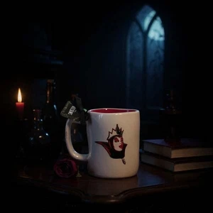 Tazza Rae Dunn Disney Villains Regina Cattiva nuova con etichetta - Foto 1 di 3
