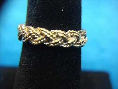 AVON ЗОЛОТИСТЫЙ КОЛЬЦО С ТКАНОЙ ВЕРЕВКИ УЗОР - РАЗМЕР 6 3/4 - ОЧЕНЬ ХОРОШИЙ - Изображение 1 из 4