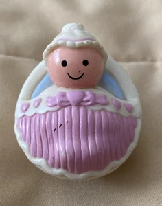 Fisher Price 1995 Little People bebé niña manta rosa cesta - Imagen 1 de 7