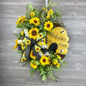 Everyday front door Wreath, Bee Grapevine wreath, Summer Bee Door Hanger, Sunflo - Picture 1 of 2