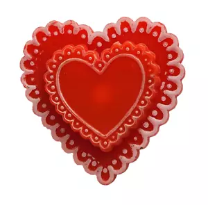 RARO Sello PIN San Valentín Vintage CORAZÓN CARAMELOS ENCAJE 3D Principios de 1970 En muy buena condición - Imagen 1 de 3