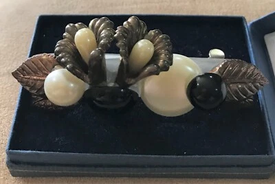 INTERESANTE PINZA DE PELO GRANDE ORNAMENTADA VINTAGE CON PERLAS DE IMITACIÓN Foto 1 de 2