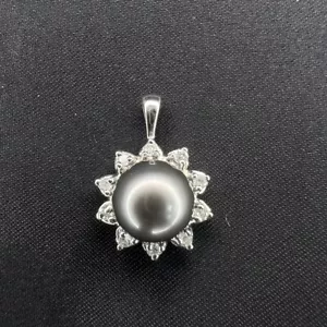CIONDOLO ORO BIANCO 14K 9MM PERLA NERA E DIAMANTE (AD1004254) - Foto 1 di 3