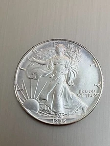 AMERICAN SILVER EAGLE DOLLAR 1986 - Uncirculated with 1 troy oz. .999 Silver - Picture 1 of 2