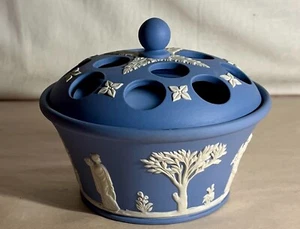Wedgwood Cream On Lavender Jasperware 3 3/4" Potpourri Jar With Lid - Picture 1 of 2